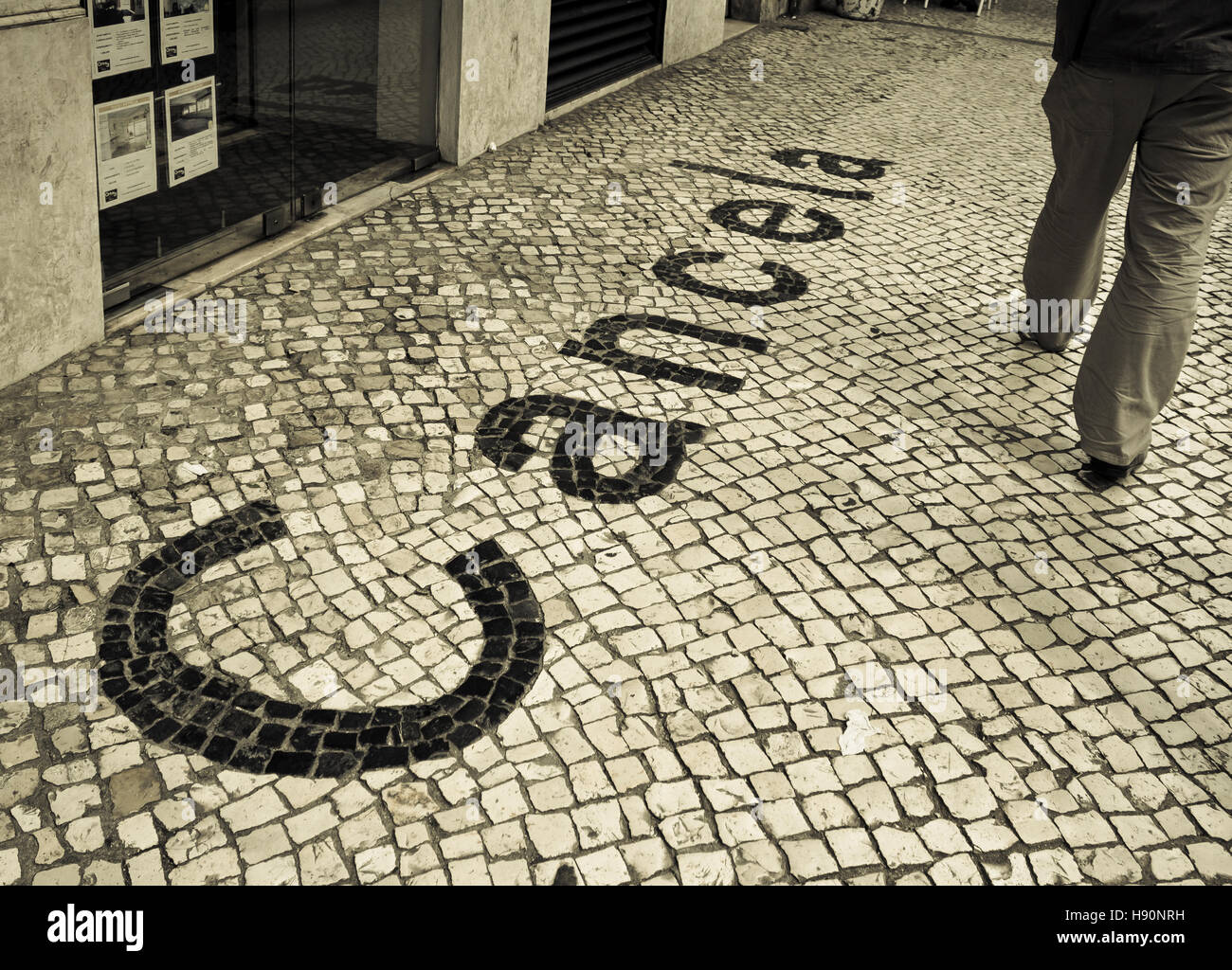 Las calles de Lisboa, Portugal. Cancela. Foto de stock