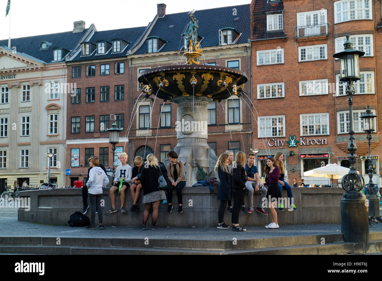 Caritas Fountain, también denominados caritas, Gammeltorv, Copenhague, Dinamarca Foto de stock