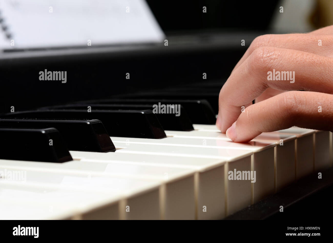 Manos tocando el piano fotografías e imágenes de alta resolución - Alamy