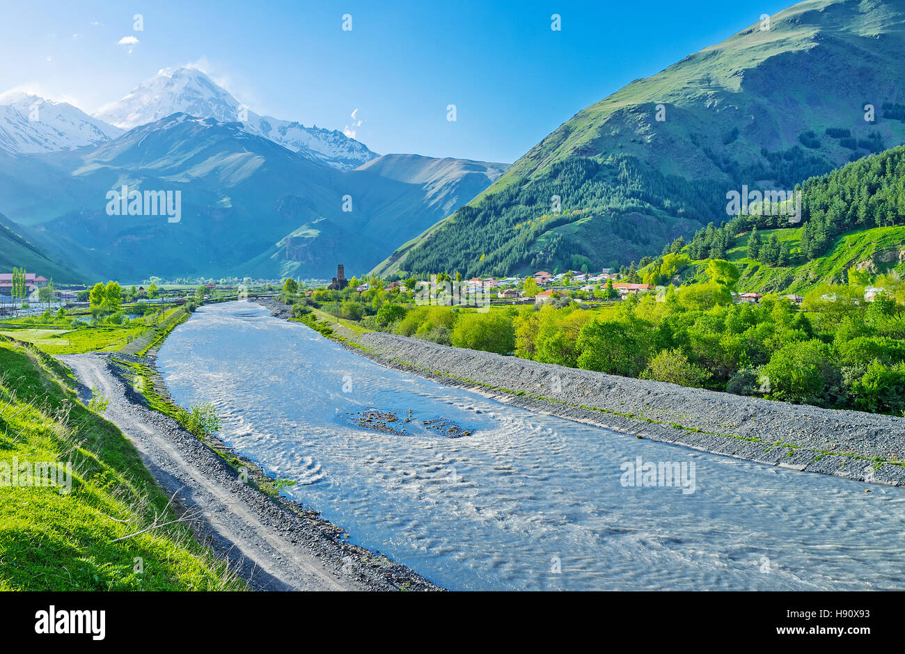 El tiempo soleado en el Valle de Sno ofrece la vista sobre el Monte Kazbek, pasando por encima de las aldeas, Kazbegi, Georgia. Foto de stock