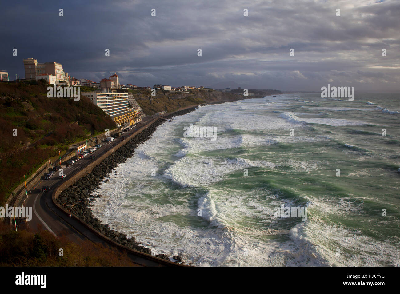 Olas del Atlántico azotan el resort en la ciudad de Biarritz, en la región vasca de Francia, marzo de 2013 Foto de stock
