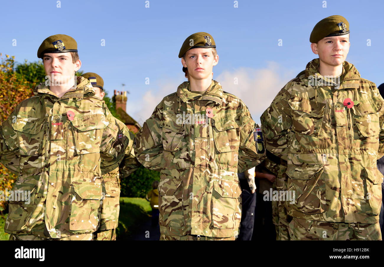 Los cadetes del ejército asistir recuerdo Domingo, Haslemere, Reino Unido. 13 de noviembre de 2016. Foto de stock