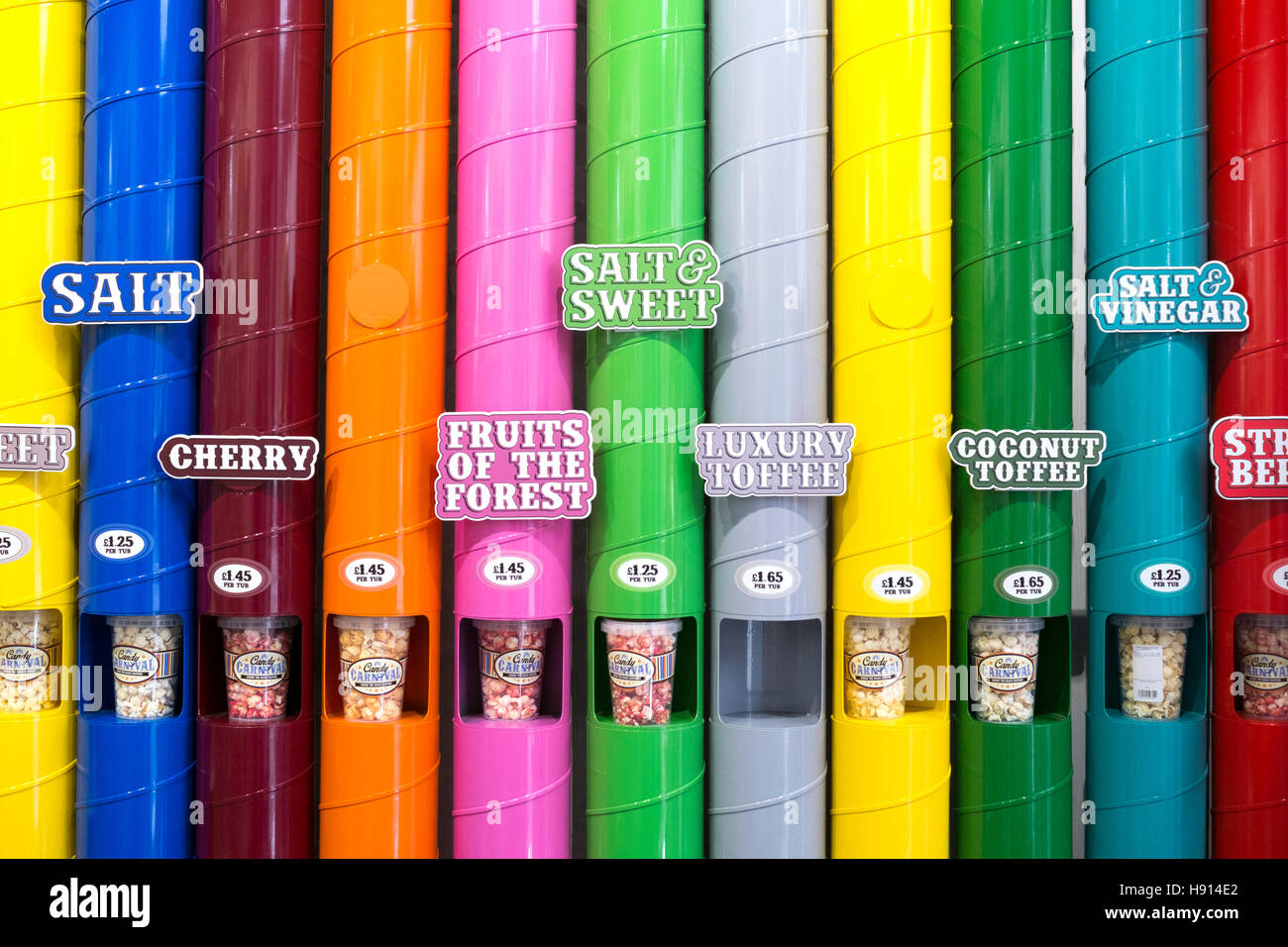 Una pantalla de variedades de sabores de palomitas de maíz, la sal, la cereza, dulces, frutas, lujo toffee, Coco, en tubos verticales de color Foto de stock