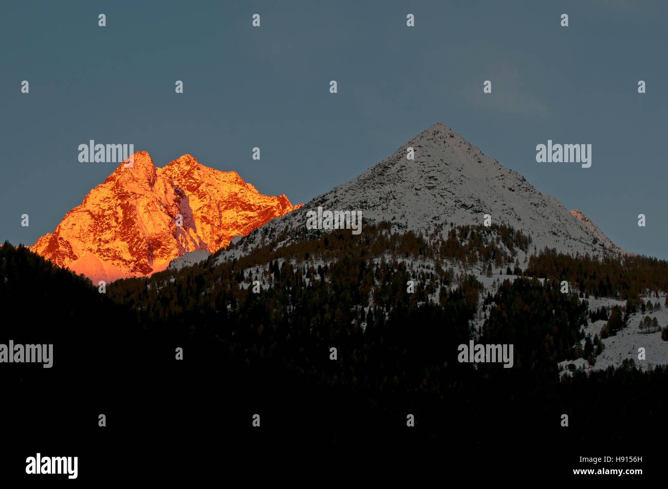 El pico de la montaña del amanecer, Austria Foto de stock