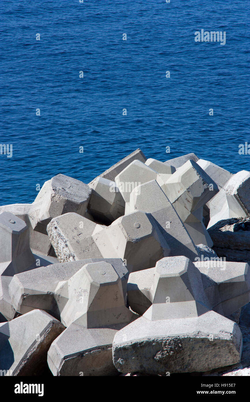 Rompeolas de hormigón en el mar Adriático Foto de stock