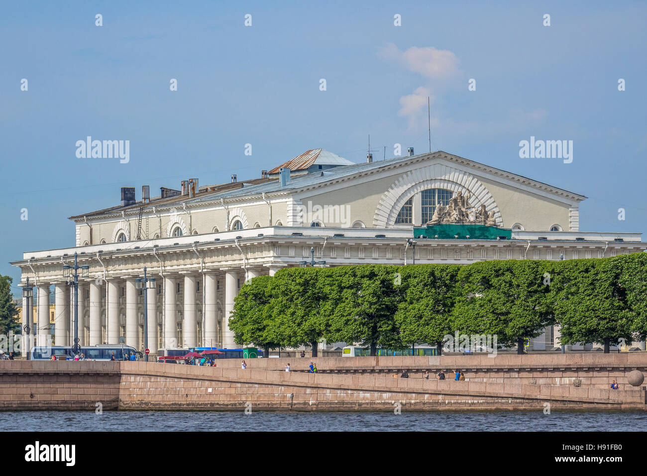 Antiguo Edificio de la bolsa en la isla de Vasilievsky San Petersburgo Rusia Foto de stock