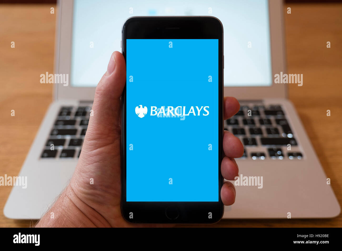 Utilizando el iPhone teléfono inteligente para mostrar logotipo del sitio web del Banco Barclays Foto de stock