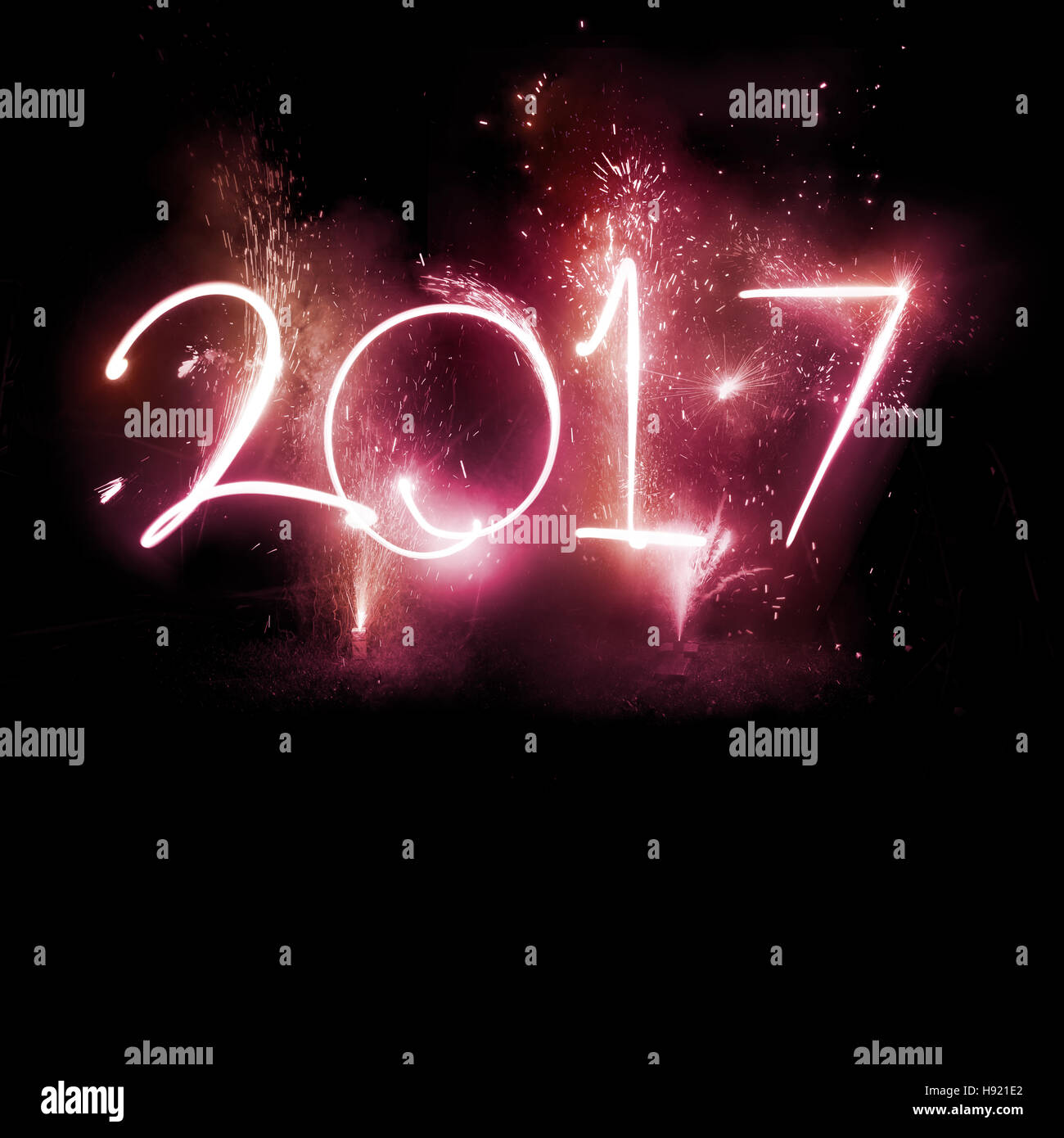2017 Fireworks partido - Feliz Año Nuevo celebraciones pantalla!2017 Escrito en estelas de luz y fuegos artificiales. Foto de stock