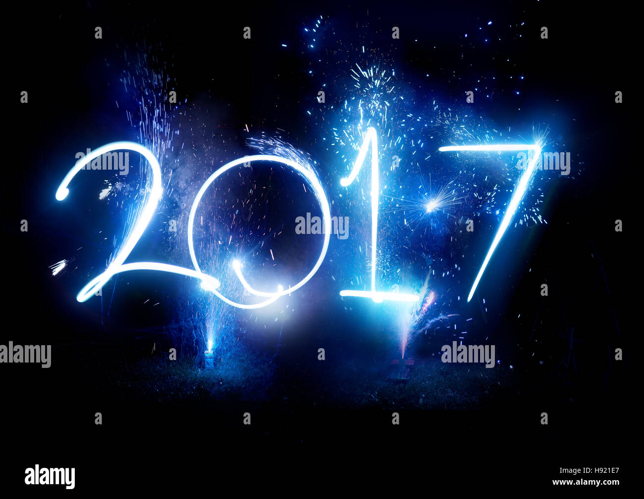 2017 Fireworks partido - Feliz Año Nuevo celebraciones pantalla!2017 Escrito en estelas de luz y fuegos artificiales. Foto de stock