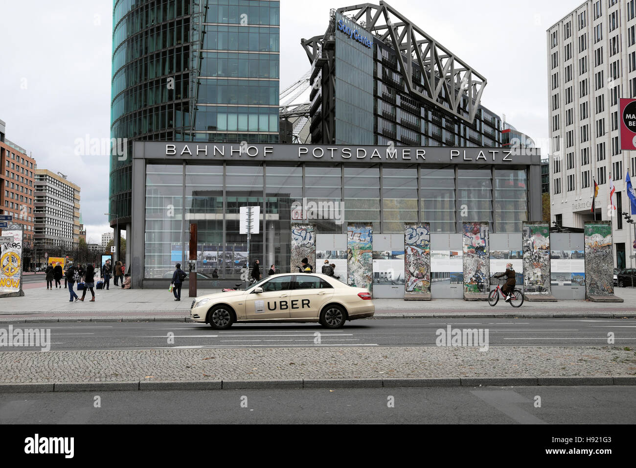 Escena de una calle de Berlín con un Uber taxi fuera de Bahnhof edificio Potsdamer Platz y el Sony Center en Berlín, Alemania, la UE KATHY DEWITT Foto de stock