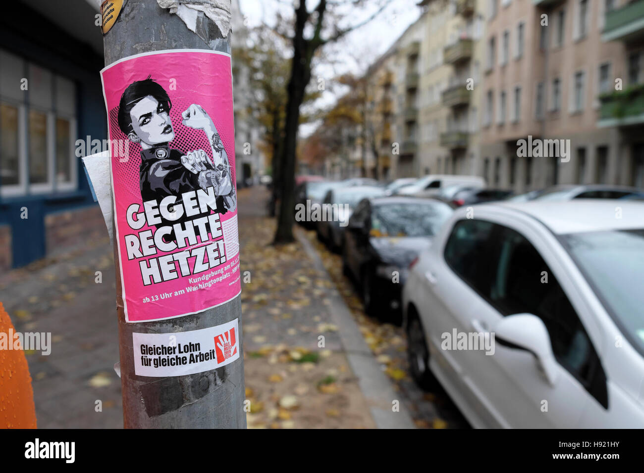 Contra el Fascismo Anti Nazi anti racismo poster GEGEN RECHTE HETZE! En noviembre de 2016, Berlín Prenzlauer Berg Alemania KATHY DEWITT Foto de stock