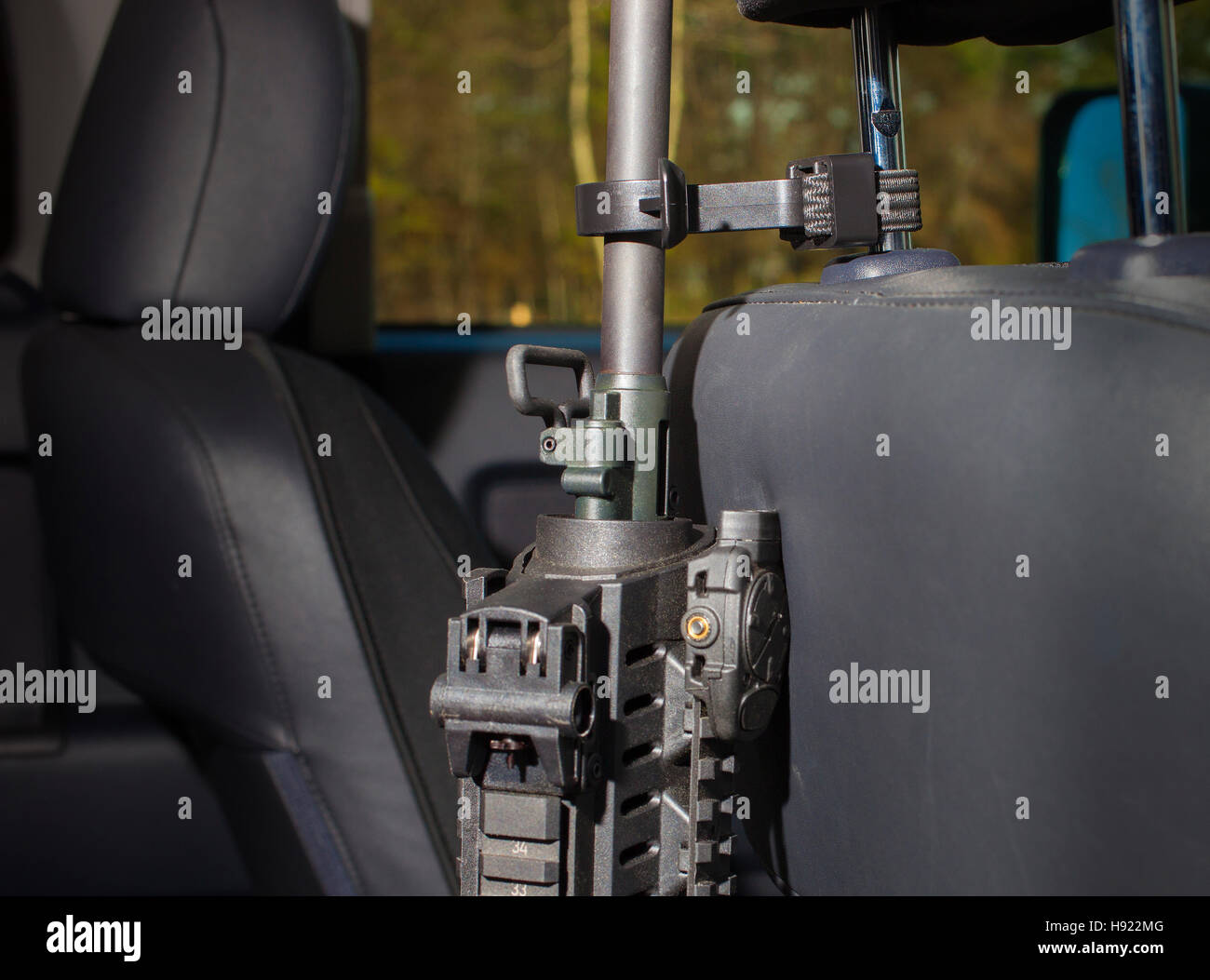 Polímero y sistema elástico diseñado para sostener un rifle en un vehículo Foto de stock