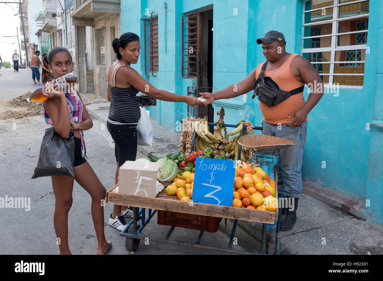 La Habana, Cuba: los vendedores ambulantes y el mercado en el barrio de Regla de La Habana. Foto de stock