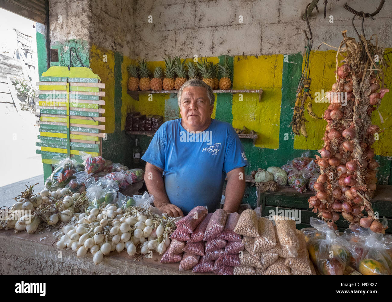 La Habana, Cuba los vendedores ambulantes y el mercado en el barrio de