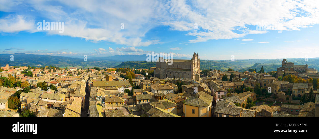 La ciudad medieval de Orvieto y catedral vista aérea panorámica histórica de la iglesia. Umbría, Italia, Europa. Foto de stock