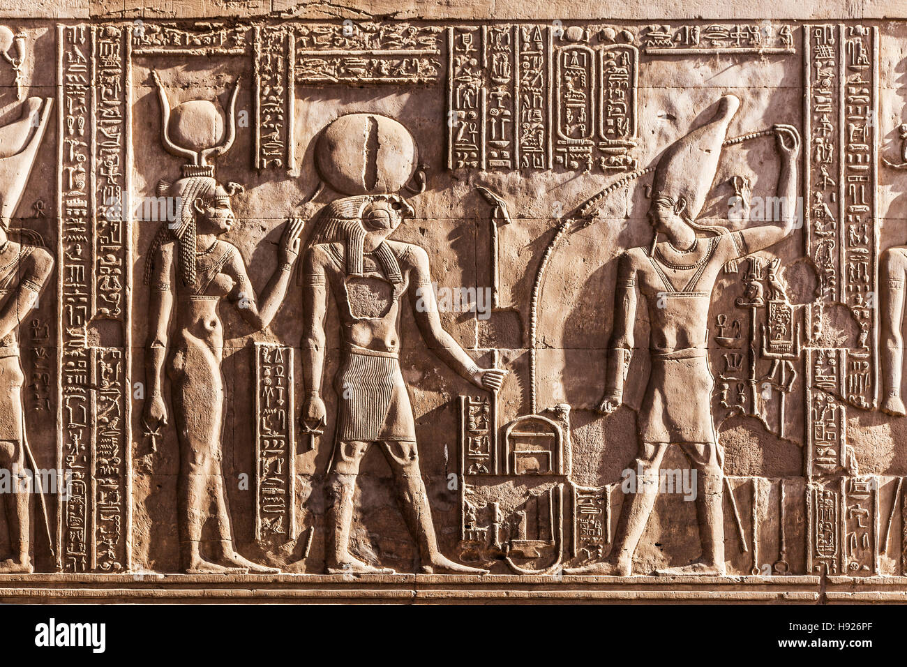 Egyptian wall relief fotografías e imágenes de alta resolución - Alamy