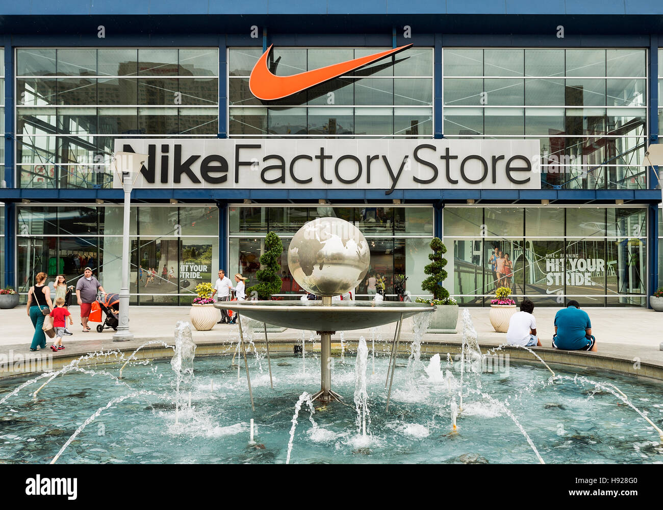 clase tornado hermosa La fábrica de Nike Store Outlet Fotografía de stock - Alamy