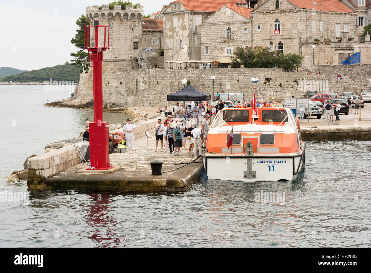 Una oferta de te barco Queen Elizabeth Crusie buque amarrado y recoger pasajeros en Korcula, Croacia Foto de stock