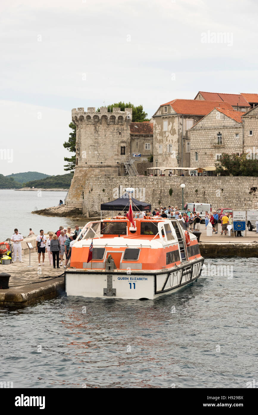 Una oferta de te barco Queen Elizabeth Crusie buque amarrado y recoger pasajeros en Korcula, Croacia Foto de stock