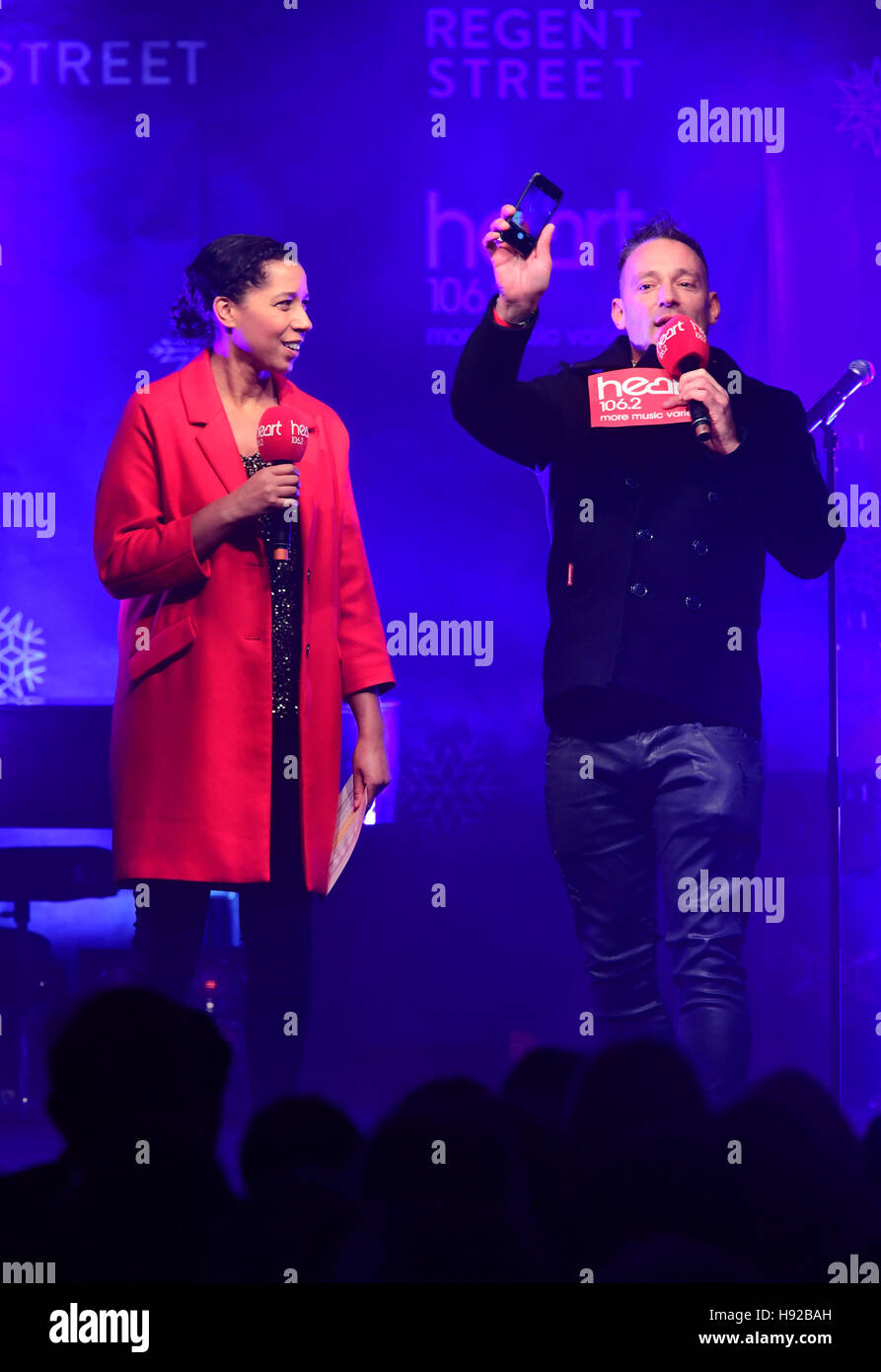 Corazón FM presentadores Margherita Taylor y Toby Anstis en Regent Street del espíritu de Navidad luces pantalla, parte de la combinación de luces más grande del centro de Londres de este año. Asociación de la prensa de la foto. Imagen Fecha: jueves 17 noviembre, 2016. Crédito de la foto debe leer: Ian West/PA Cable Foto de stock
