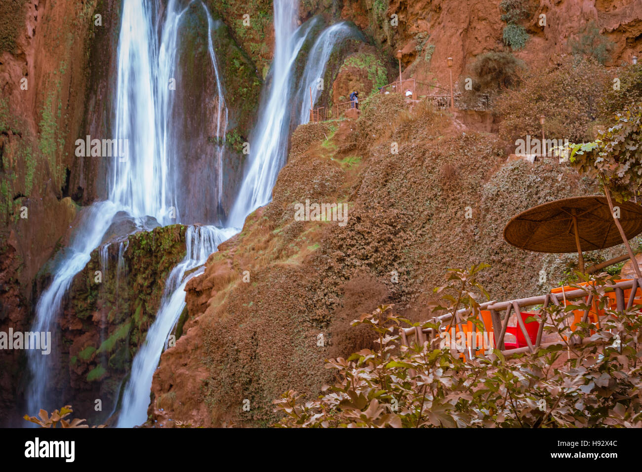 Las cascadas de Ouzoud, en las montañas del Atlas en Marruecos son a menudo frecuentado por turistas atracción. Foto de stock