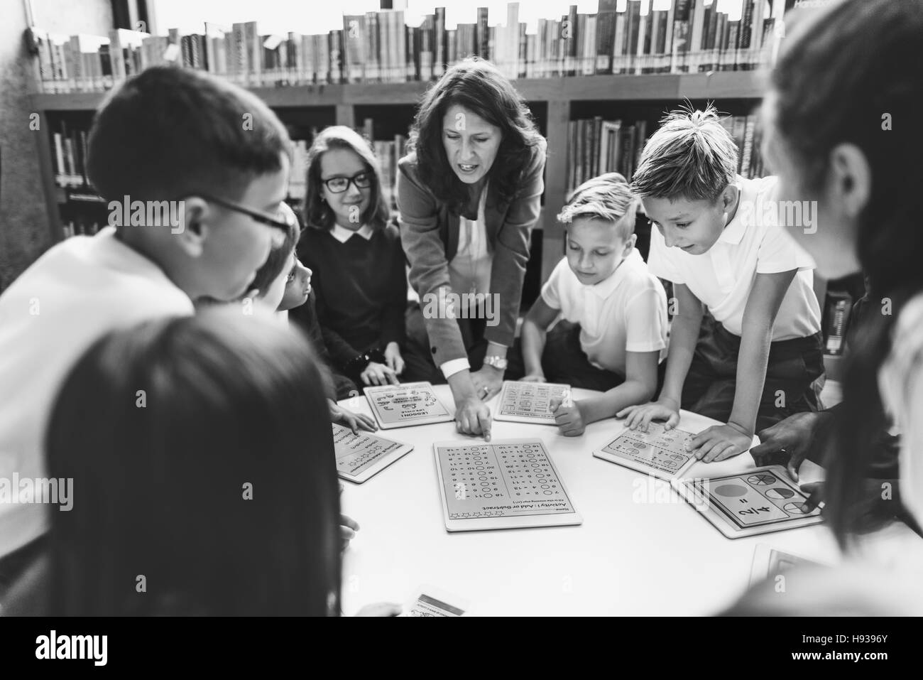 Maestra de escuela de enseñanza a los estudiantes el concepto de aprendizaje Foto de stock