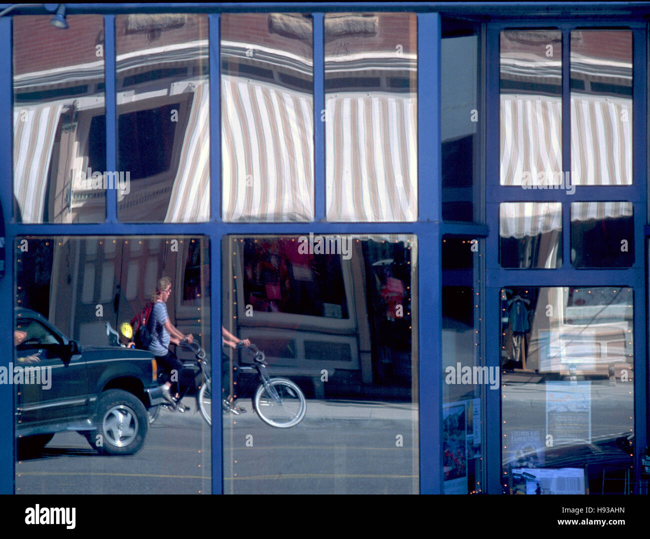 Reflexiones distorsionada en el centro de la ciudad de Telluride windows Foto de stock