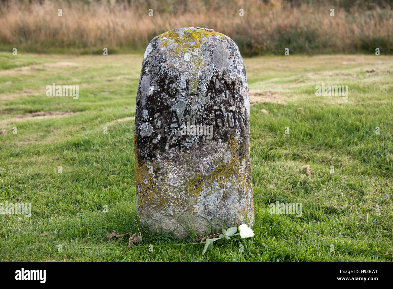 Batalla de Culloden monumento de piedra de clan (Clan marcador Cameron). Foto de stock