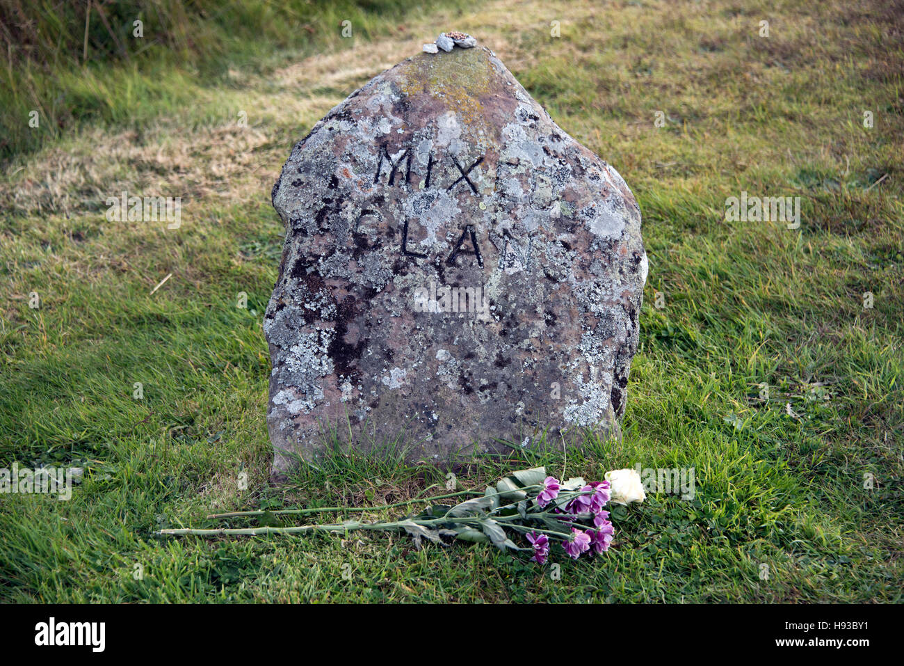 Batalla de Culloden marcador (monumento de piedra del clan clanes mixtos). Foto de stock