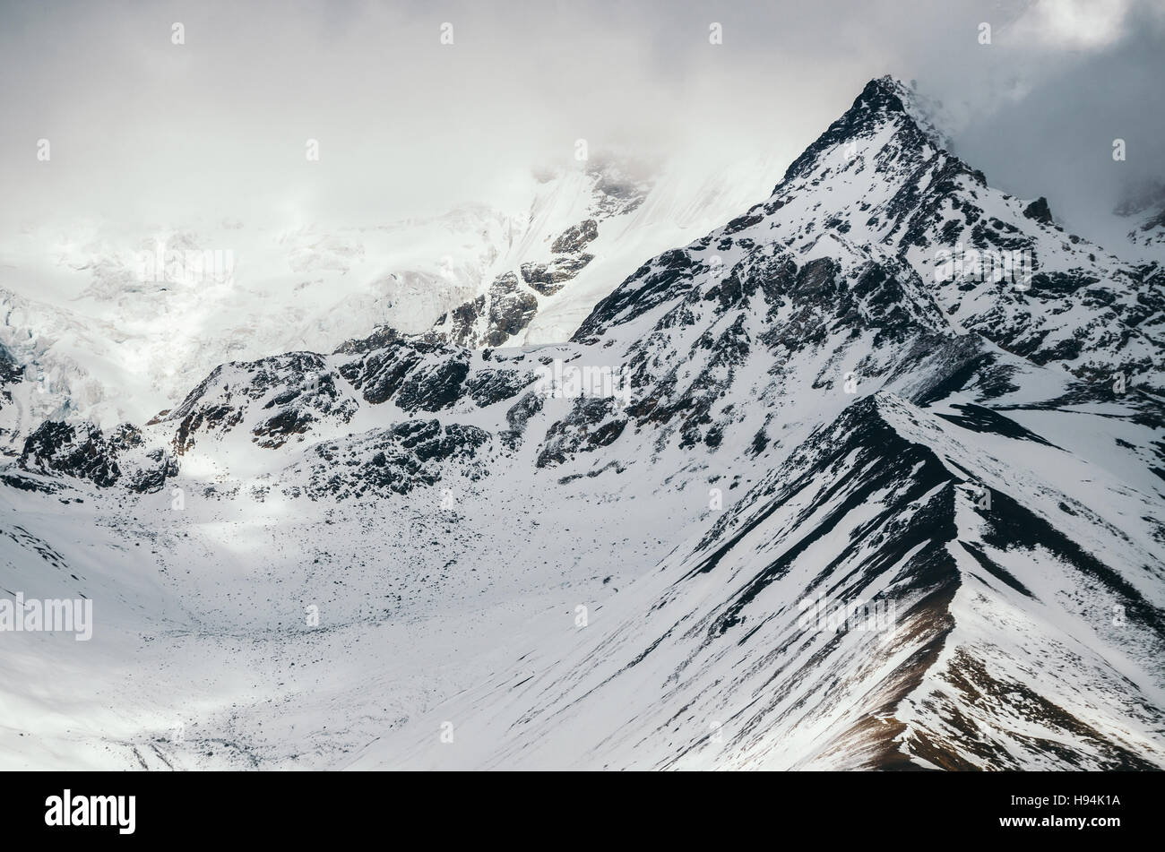 Monte Shkhara en invierno cerca - la montaña más alta de Georgia. Montañas del Cáucaso mayor Foto de stock