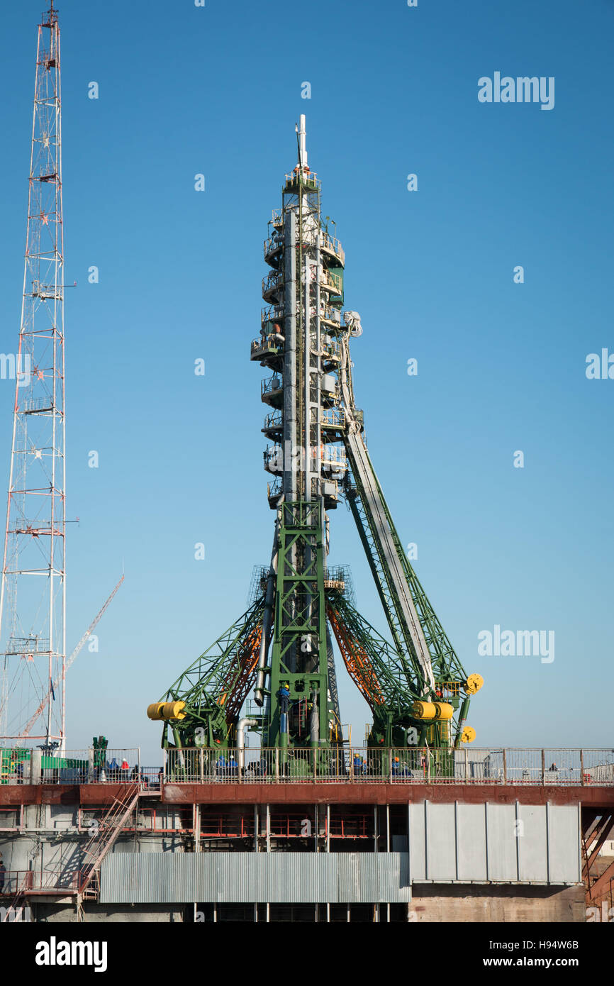 El cohete ruso Soyuz y la nave espacial Soyuz MS-03 se asienta en el cosmódromo de Baikonur launch pad en la preparación de la expedición de la Estación Espacial Internacional de la NASA misión 50-51 de Noviembre 14, 2016 en Baikonur, Kazajstán. Foto de stock