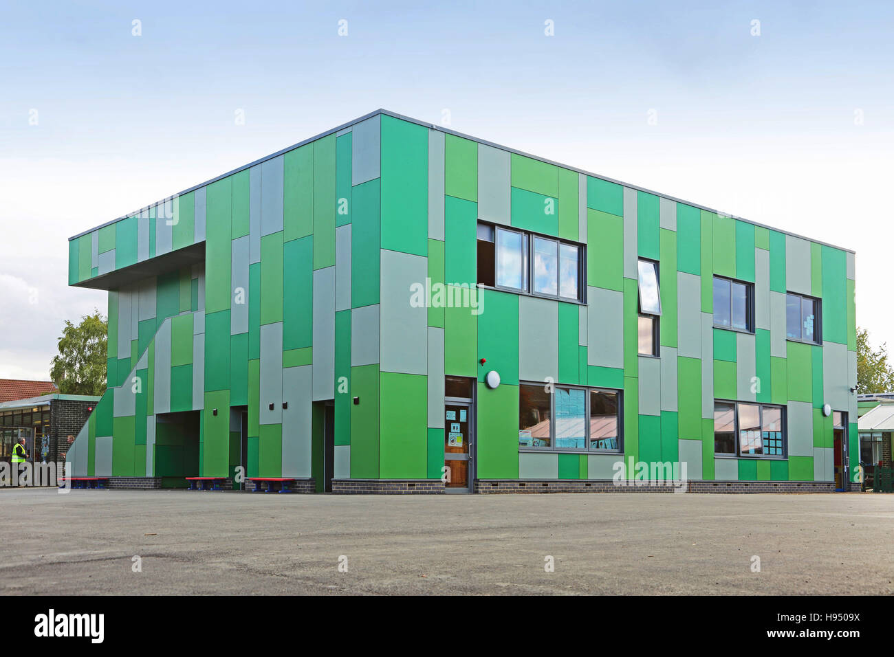 Exterior de un nuevo bloque de aulas escolares vestidos con