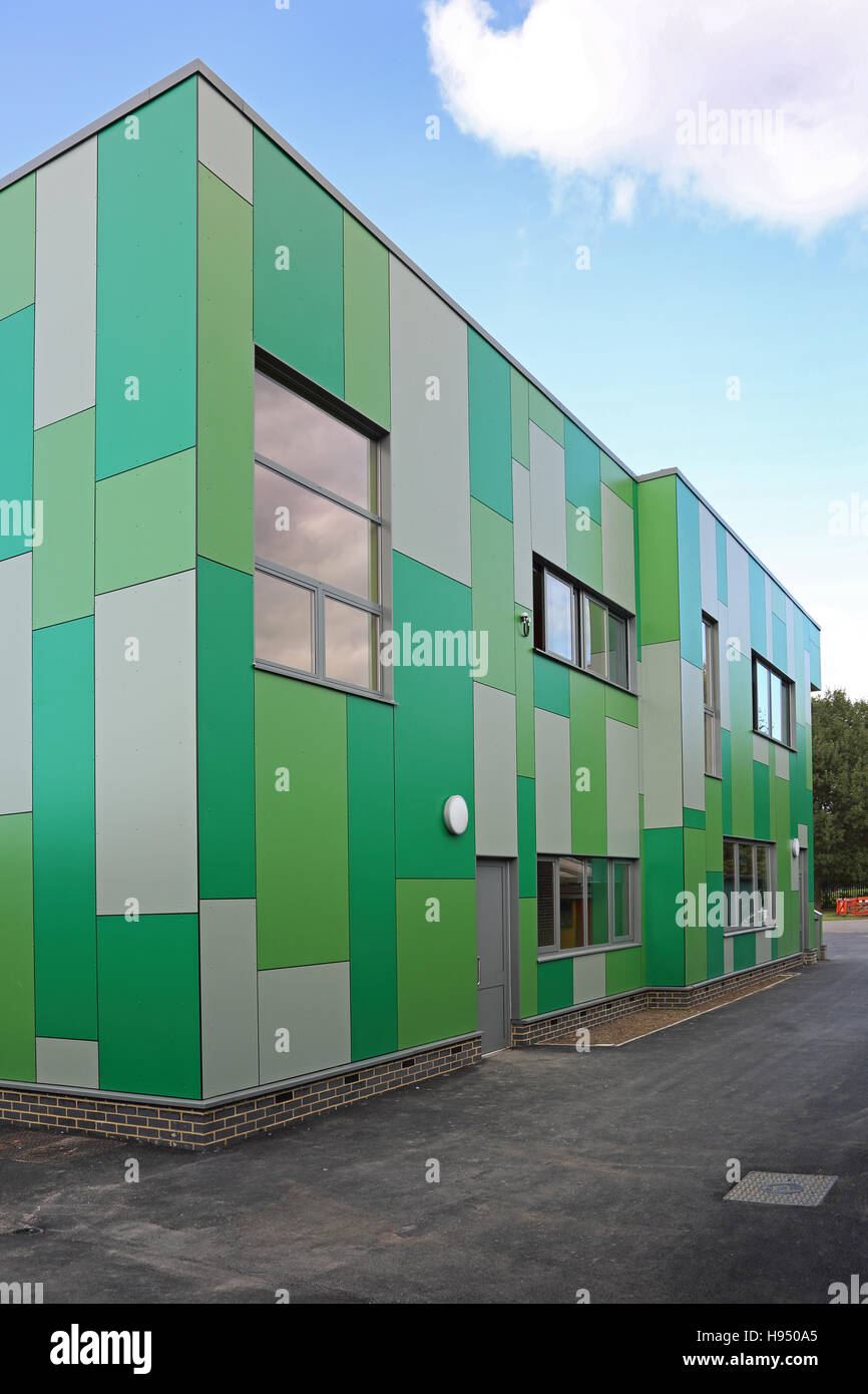 Exterior de un nuevo bloque de aulas escolares vestidos con espectaculares paneles arquitectónicos de color verde y gris. Abbey Wood, East London Foto de stock