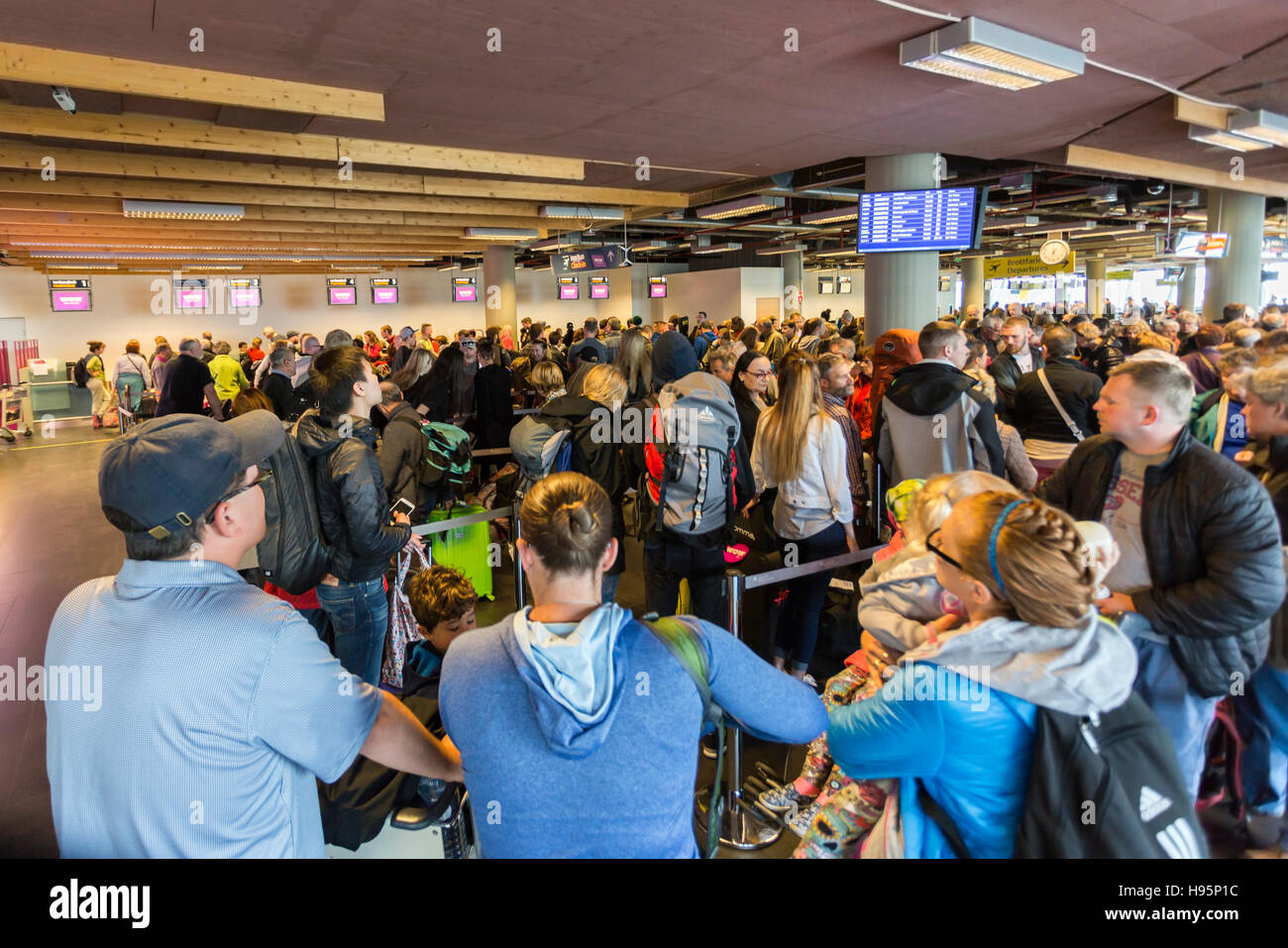Los pasajeros se alinearon en el check-in para wow air, el aeropuerto internacional de Keflavik, Islandia Foto de stock