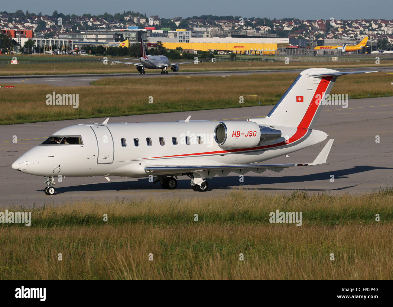 Stuttgart, Alemania - Junio 27, 2016: Privado, Canadair CL-600-2B16 Challenger 605 en el aeropuerto de Stuttgart Foto de stock