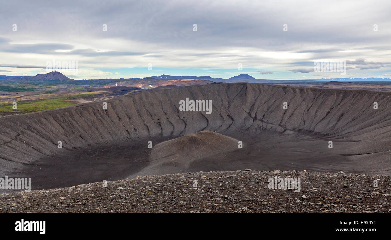 Una vista del cráter volcánico Hverfjall en Islandia. Foto de stock