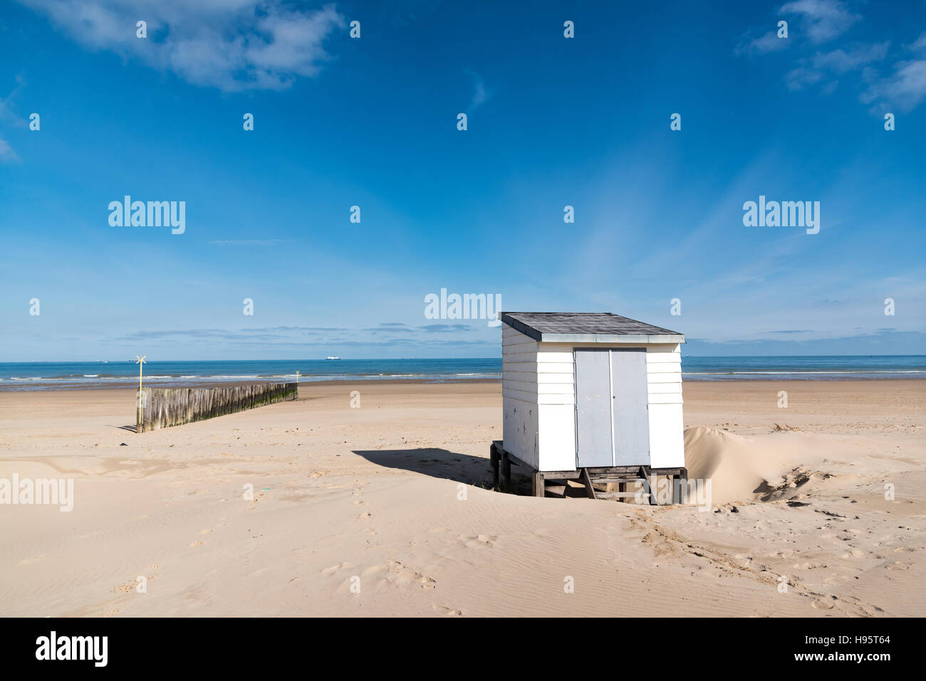 Cabaña en la playa de Sangatte, Francia Foto de stock