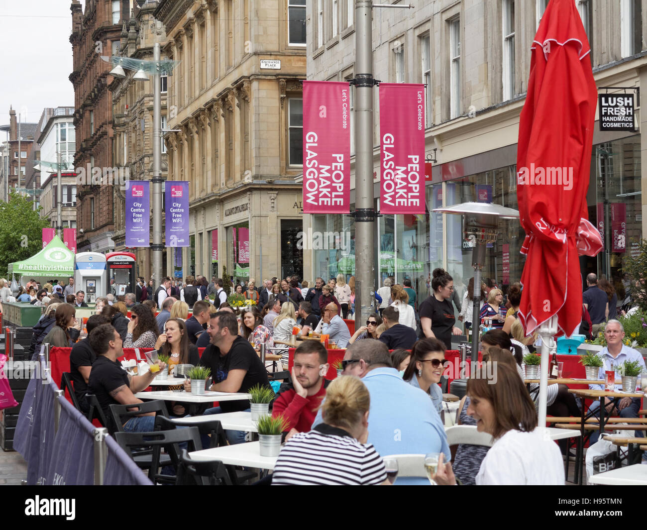 Glasgow street scene para comer al aire libre en un día soleado, Buchanan Street, Glasgow, Escocia, Reino Unido Foto de stock