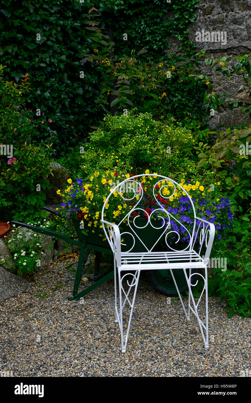 Plancha de metal blanco flores asientos banqueta floración muestra de jardinería jardín floral de RM Foto de stock