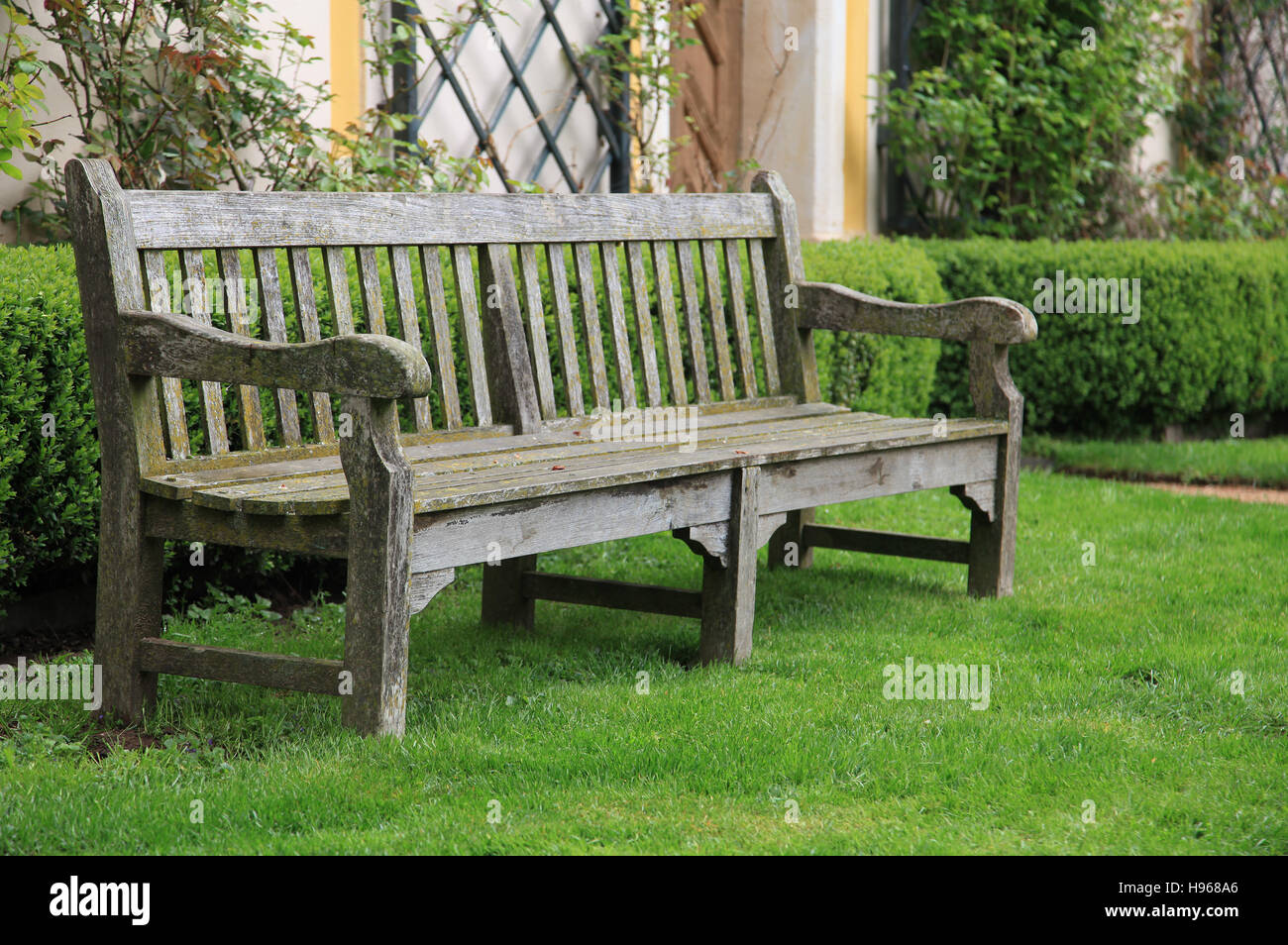 Antiguo Banco de madera en el jardín Fotografía de stock - Alamy