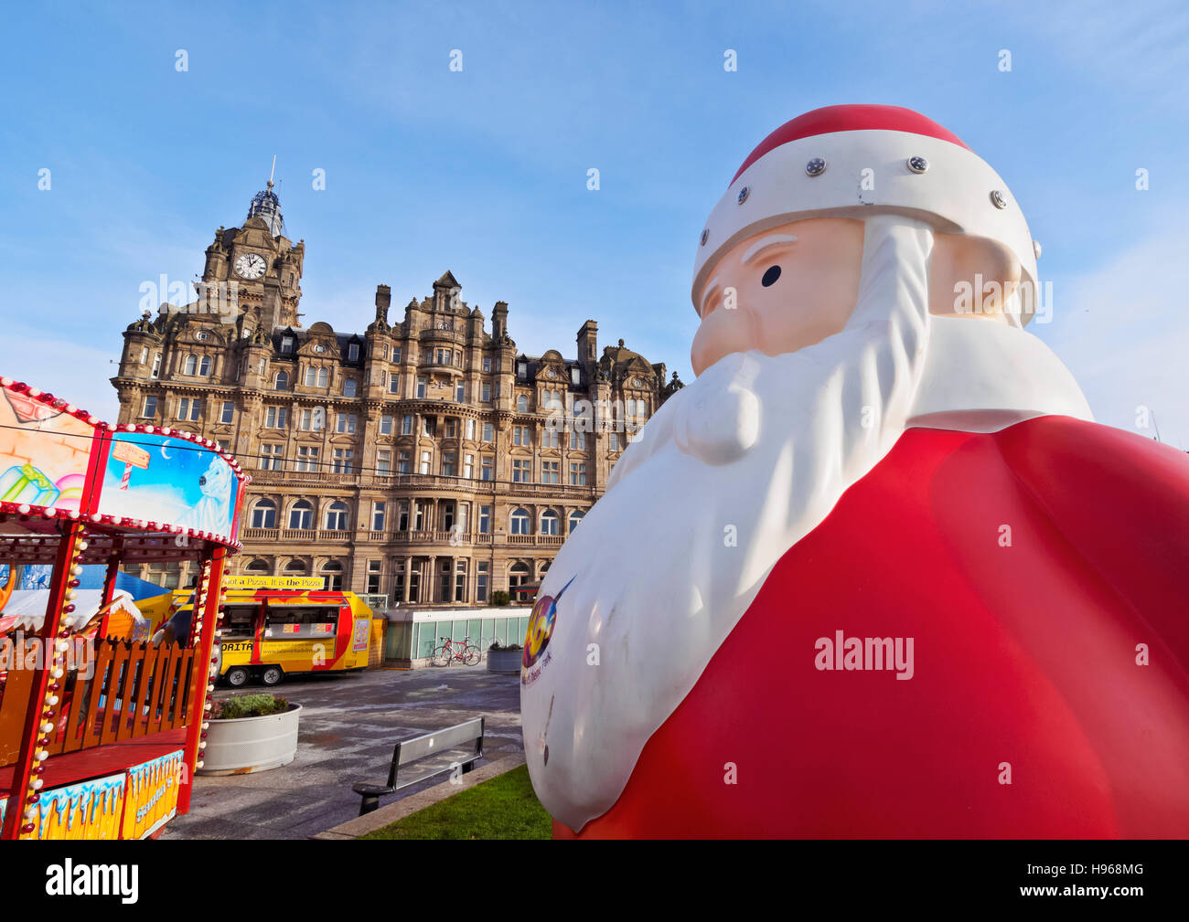 Reino Unido, Escocia, Lothian, Edimburgo, Mercado de Navidad y el Balmoral Hotel en Princes Street. Foto de stock