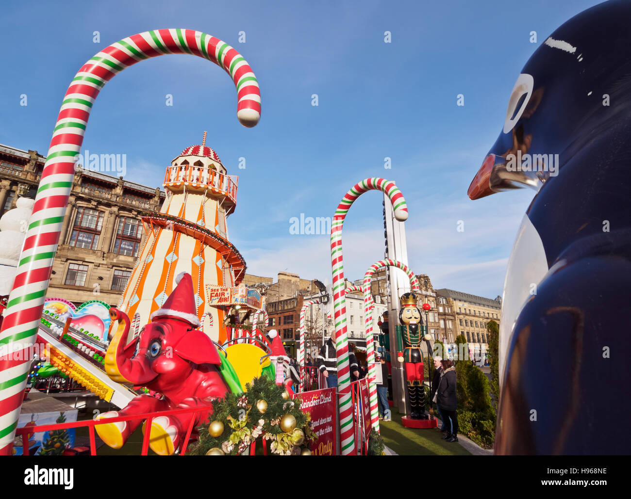 Reino Unido, Escocia, Lothian, Edimburgo, vista del mercado de Navidad en Princes Street. Foto de stock