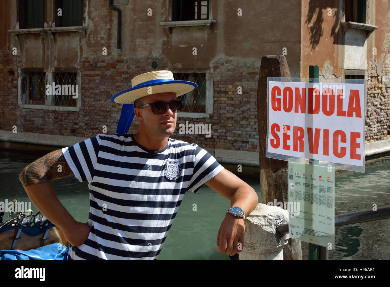 dominio casamentero fácil de lastimarse Con el típico sombrero de gondolero en un canal de Venecia en Italia  Fotografía de stock - Alamy
