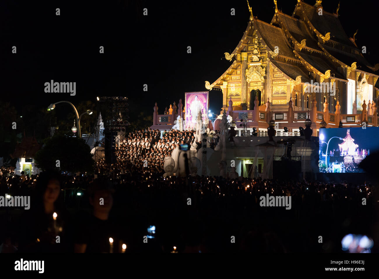 Chiang Mai, Tailandia - Noviembre 2, 2016: Thai dolientes mantenga las velas y rezar por el difunto Rey Bhumibol Adulyadej en el Royal Park, Chiang Mai, Rajapruek Foto de stock