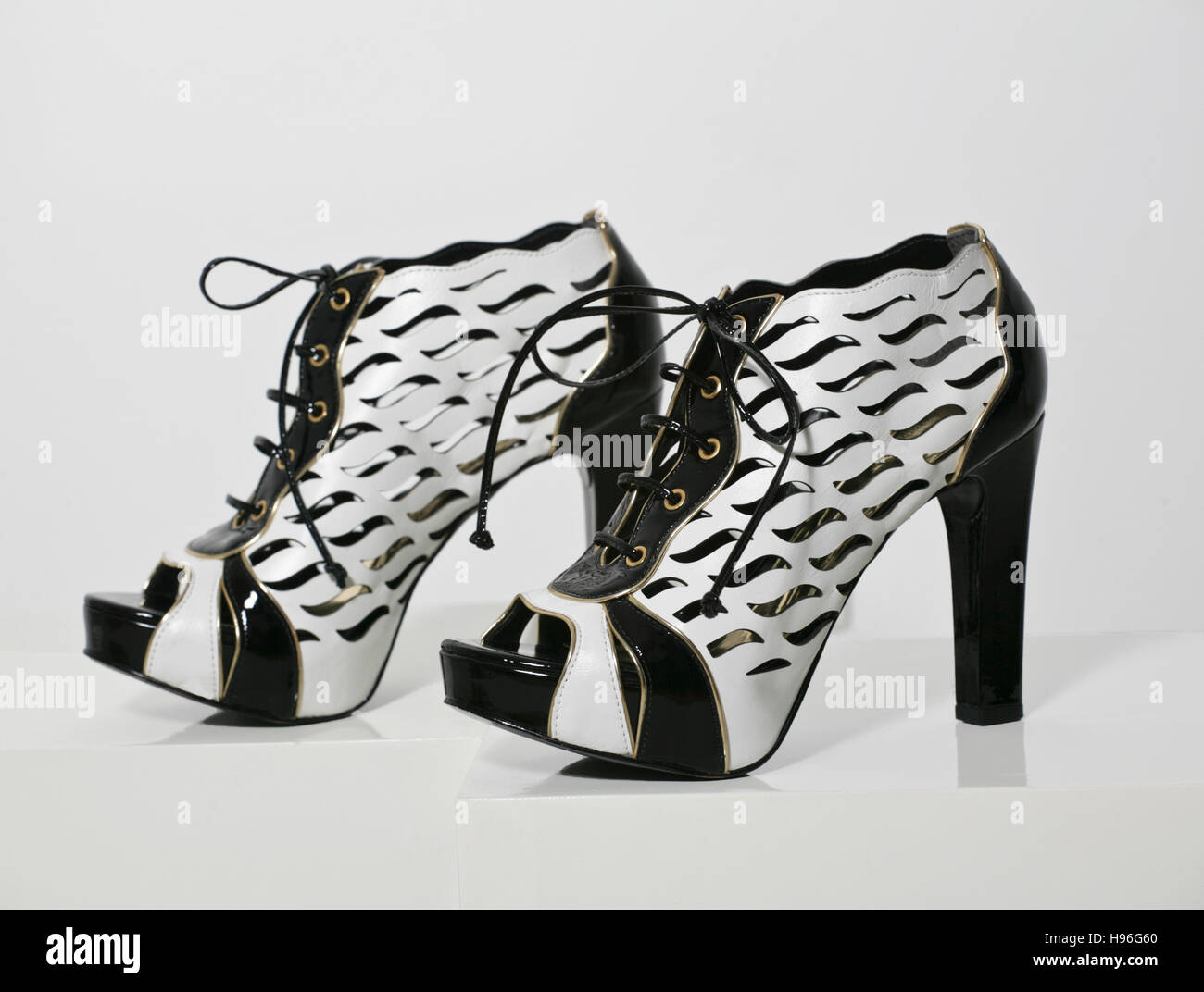 Moda botines de tacones altos sobre fondo blanco Fotografía de stock - Alamy