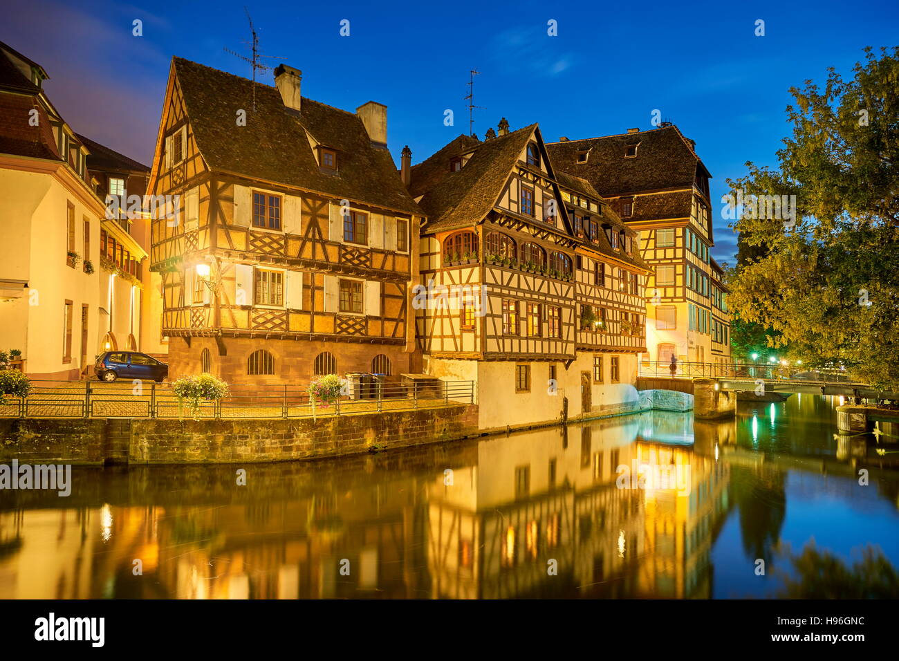 Distrito de la ciudad vieja por la noche, Estrasburgo, Francia Foto de stock