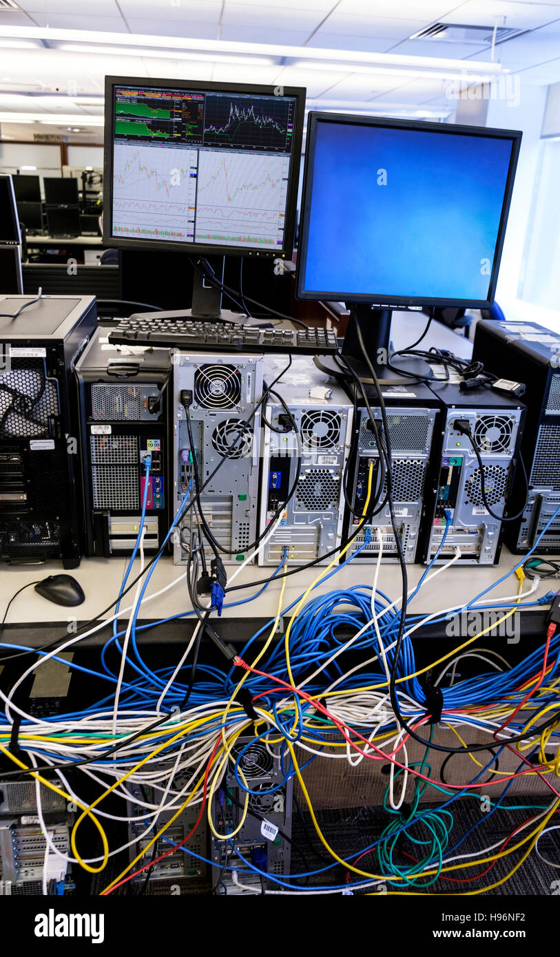 Equipos conectados con muchos cables Fotografía de stock - Alamy