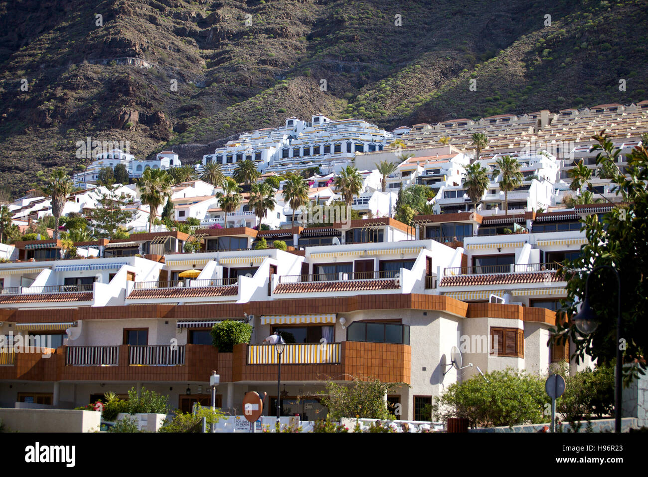 Zona de viviendas, casas de vacaciones en Puerto de Santiago, Tenerife, España Foto de stock
