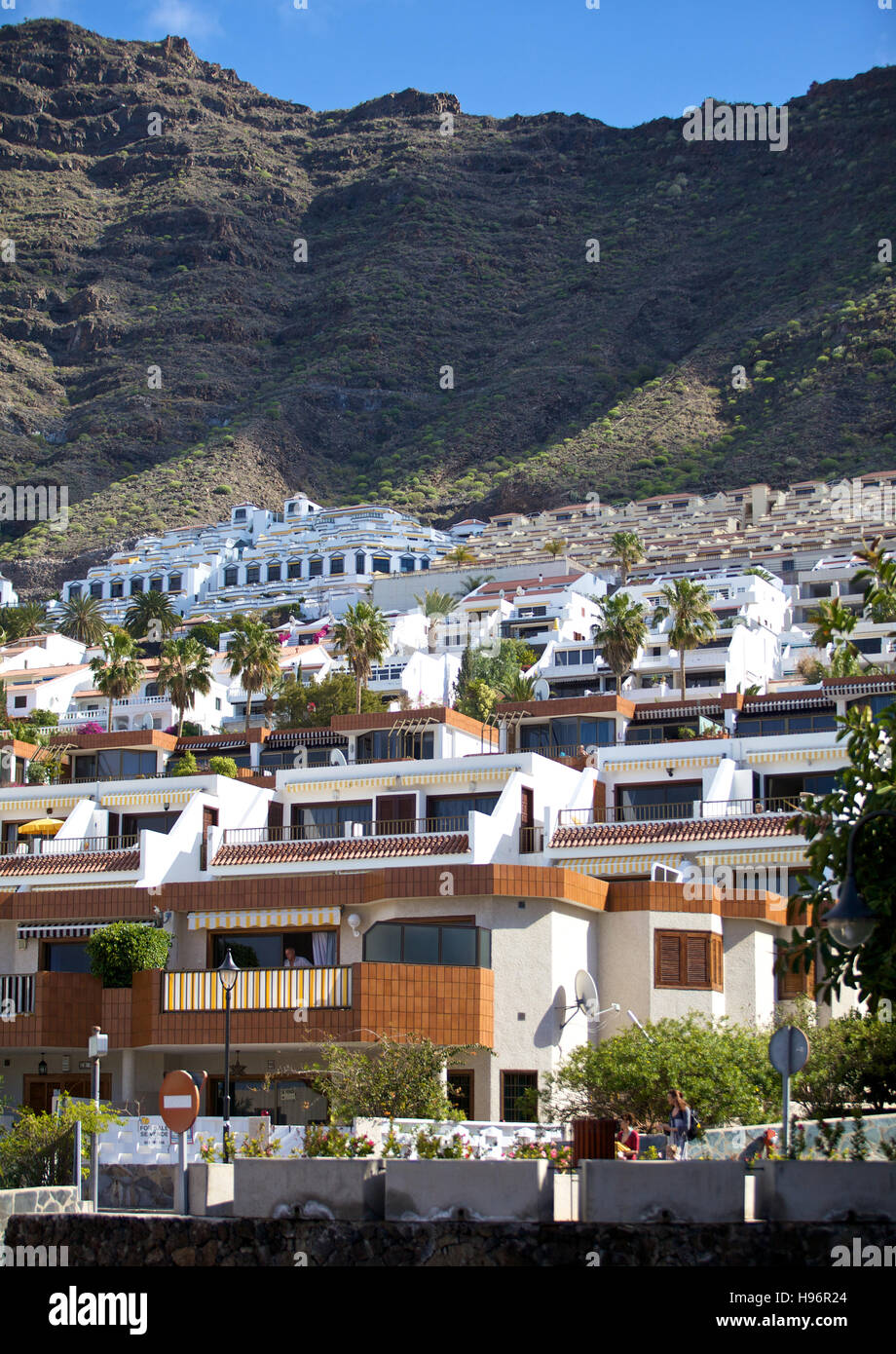 Zona de viviendas, casas de vacaciones en Puerto de Santiago, Tenerife, España Foto de stock