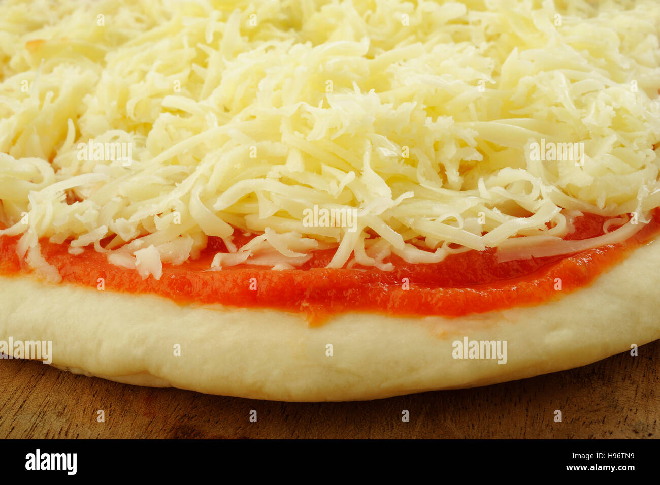 Masa para pizza e ingrediente para hornear Foto de stock